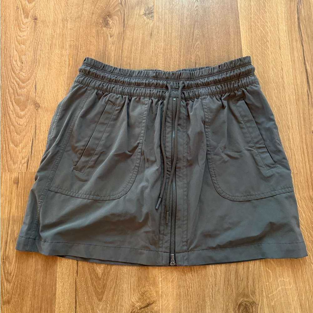 💥BUNDLE & SEND AN OFFER Athleta Olive Gray Drawstring Skort with Zip Front